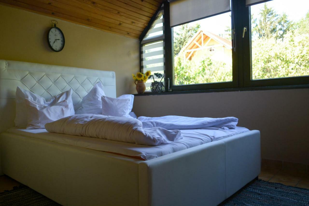 Pannonhalma Panzio Bed & Breakfast Exterior photo